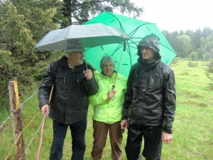 Fridolin Schwarz (links) mit zwei Teilnehmern der Gruppe.