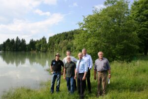 Sie wollen Otto Kraus ein Denkmal setzen: (von links) Stephan Günther (Lebensraum Lechtal, e. V.), Karl-Heinz Gerbl (Bürgermeister Stadt Schongau), Hans Schütz (Kreisrat, Umweltinitiative Pfaffenwinkel e. V.), Dr. Friedrich Zeller, (Landrat), Michael Asam (Bürgermeister Markt Peiting), Klement Sesar (Kreisrat) (Foto: Hans Rehbehn)