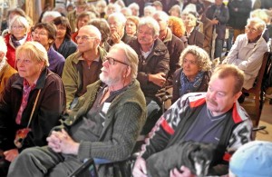 Die Tenne war voll, als Dr. Heringer seinen Vortrag hielt (vorne in der Mitte: Dr. Volker Zahn, der zum 6. Mal zur Kunstausstellung auf seinem Arche-Noah-Hof eingeladen hatte).