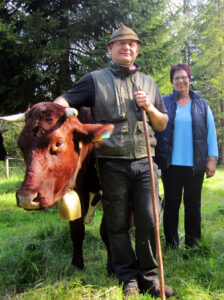 Gabi und Günter Kirchner aus Lechbruck mit ihren Pinzgauer Rindern