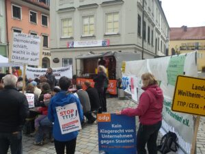 Anti-TTIP-Aktion in Weilheim (rechts die Firewall, wo Kommentare zu TTIP gesammelt wurden)