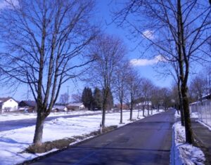 Auch im Winter schön: die Peitinger Bahnhofsstraße