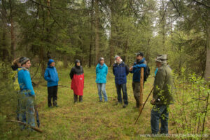 Beweidung macht den Unterschied: Im Vordergrund die beweidete Fläche und hinter dem am Pfosten lehnenden Gebietsbetreuer Stephan Günther der dichte Wald. (Foto: Michael Thoma)