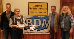 Bernhard Heger (BDM-Kreisvorsitzender), Lucia Egner (AbL), Henning Hintze (Referent, Attac) und Manfred Unger („Stoppt TTIP/CETA/TISA“-Bündnis)